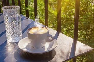 V kavárně jsem poprosila o vodu zdarma. Reakce obsluhy mě donutila zrudnout, říká Jana (33) - Médium.cz